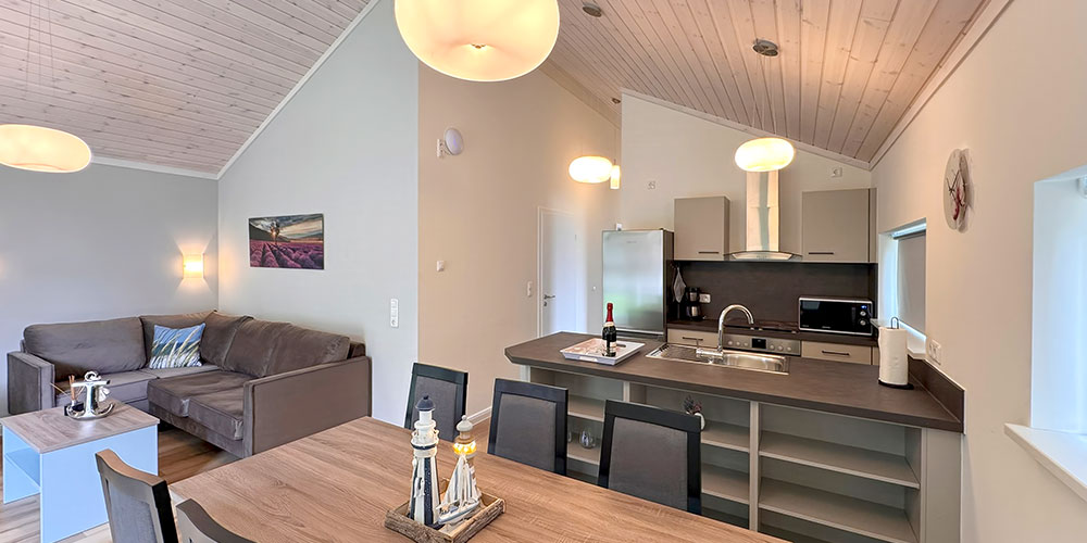 AVALON Ferienpark – Blick Wohnzimmer-Esstisch-Küche