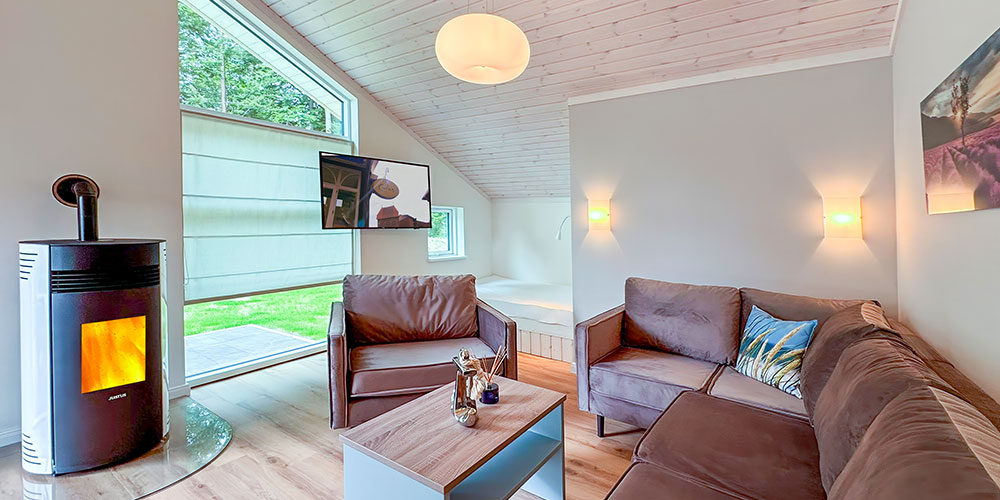Einladender Wohnraum mit Kamin